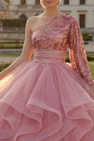 Laden Sie das Bild in den Galerie-Viewer, Einschulteriges Rosa Rüschen Pailletten Abschlusskleid mit langen Ärmeln