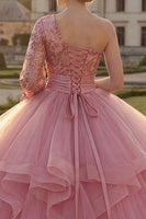 Laden Sie das Bild in den Galerie-Viewer, Einschulteriges Rosa Rüschen Pailletten Abschlusskleid mit langen Ärmeln