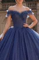 Laden Sie das Bild in den Galerie-Viewer, Off-the-shoulder Ballkleid Marineblaues Glitzer Abschlusskleid