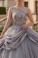 Laden Sie das Bild in den Galerie-Viewer, Hellgraues Einschulteriges Ballkleid Gerafftes Applikiertes Abschlusskleid
