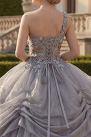 Laden Sie das Bild in den Galerie-Viewer, Hellgraues Einschulteriges Ballkleid Gerafftes Applikiertes Abschlusskleid