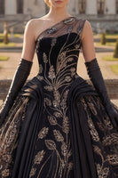 Laden Sie das Bild in den Galerie-Viewer, Einschulter Schwarzes Abschlusskleid mit Applikation
