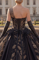 Laden Sie das Bild in den Galerie-Viewer, Einschulter Schwarzes Abschlusskleid mit Applikation