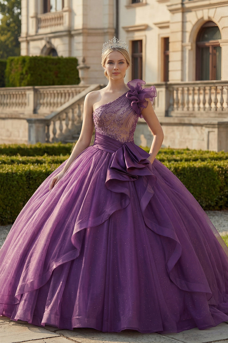 Laden Sie das Bild in den Galerie-Viewer, Einschulter Ballkleid Dunkelviolettes Abschlusskleid mit Rüschen