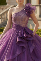 Laden Sie das Bild in den Galerie-Viewer, Einschulter Ballkleid Dunkelviolettes Abschlusskleid mit Rüschen