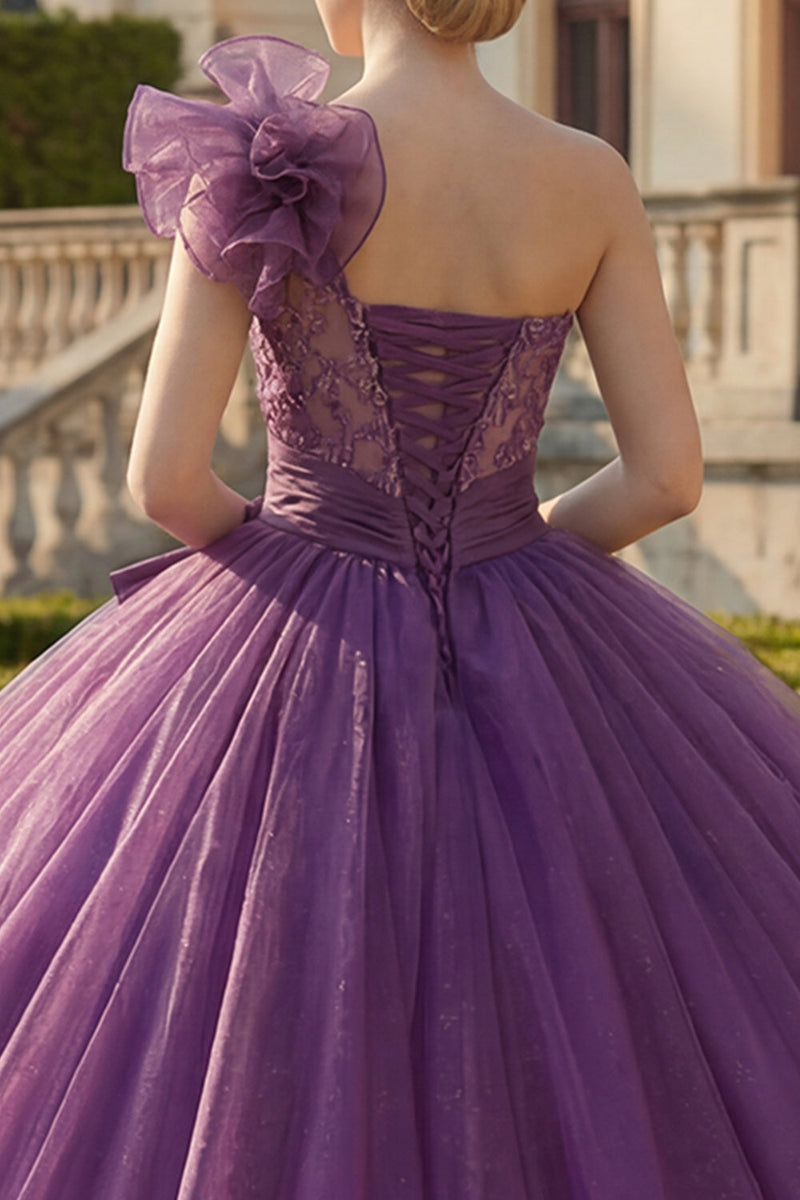 Laden Sie das Bild in den Galerie-Viewer, Einschulter Ballkleid Dunkelviolettes Abschlusskleid mit Rüschen