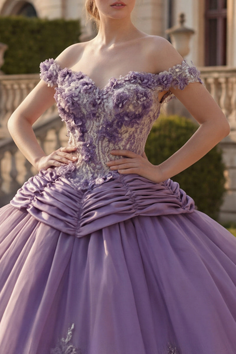 Laden Sie das Bild in den Galerie-Viewer, Schulterfreies Lila Appliziertes Gerafftes Abschlusskleid