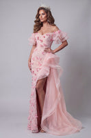 Laden Sie das Bild in den Galerie-Viewer, Off-the-shoulder pinkes, rüschendes Pageant-Kleid mit Seitenumhang
