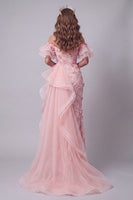 Laden Sie das Bild in den Galerie-Viewer, Off-the-shoulder pinkes, rüschendes Pageant-Kleid mit Seitenumhang