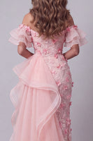 Laden Sie das Bild in den Galerie-Viewer, Off-the-shoulder pinkes, rüschendes Pageant-Kleid mit Seitenumhang