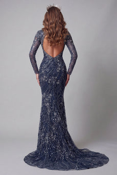 Glitzerndes marineblaues Meerjungfrauenkleid mit offenem Rücken und hohem Ausschnitt mit langen Perlen