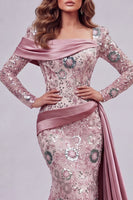 Laden Sie das Bild in den Galerie-Viewer, Glitzerndes pinkes, langärmiges Meerjungfrauen-Perlen-Pageant-Kleid mit Seitenumhang