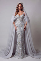 Laden Sie das Bild in den Galerie-Viewer, Glitzerndes silbernes Perlen-Meerjungfrauen-Blumenkleid mit langen Spaghettiträgern und Umhang