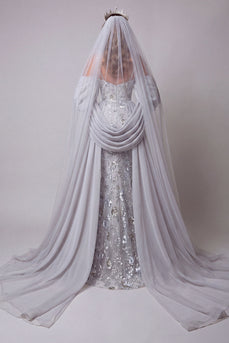 Glitzerndes silbernes Perlen-Meerjungfrauen-Blumenkleid mit langen Spaghettiträgern und Umhang