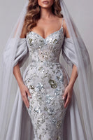 Laden Sie das Bild in den Galerie-Viewer, Glitzerndes silbernes Perlen-Meerjungfrauen-Blumenkleid mit langen Spaghettiträgern und Umhang