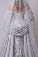 Laden Sie das Bild in den Galerie-Viewer, Glitzerndes silbernes Perlen-Meerjungfrauen-Blumenkleid mit langen Spaghettiträgern und Umhang