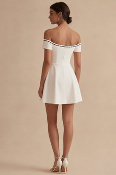 Weißes schulterfreies, kurzes A-Linien-Abschlusskleid mit Schleife