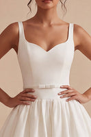 Laden Sie das Bild in den Galerie-Viewer, Weißes A-Linie Sweetheart Mini Standesamtkleid mit Schleifengürtel