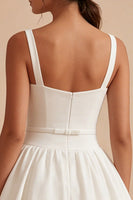 Laden Sie das Bild in den Galerie-Viewer, Weißes A-Linie Sweetheart Mini Standesamtkleid mit Schleifengürtel