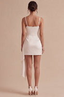 Laden Sie das Bild in den Galerie-Viewer, Weißes Bodycon Spaghettiträger Mini Standesamtkleid mit Schleife