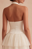 Laden Sie das Bild in den Galerie-Viewer, Weißes A-Linie Halter Korsett Mini Standesamtkleid mit Rüschen