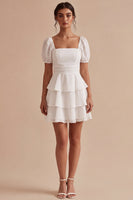 Laden Sie das Bild in den Galerie-Viewer, Weißes Gestuftes Rüschen Mini Standesamtkleid mit quadratem Ausschnitt und Puffärmeln