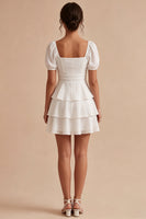 Laden Sie das Bild in den Galerie-Viewer, Weißes Gestuftes Rüschen Mini Standesamtkleid mit quadratem Ausschnitt und Puffärmeln