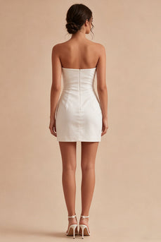 Trägerloses Bodycon Gerafftes Kleines weißes Kleid mit Schlitz