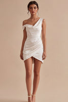 Laden Sie das Bild in den Galerie-Viewer, Bodycon Asymmetrisches Hals Gerafftes Kleines weißes Kleid