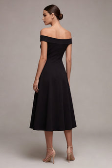Ein Linien-Midi-Off-shoulder kleines schwarzes Kleid