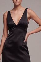 Laden Sie das Bild in den Galerie-Viewer, V-Ausschnitt Schwarzes, enges Satin, rückenloses kleines schwarzes Kleid