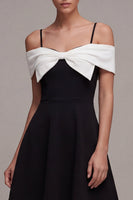 Laden Sie das Bild in den Galerie-Viewer, Schwarz-Weiß Cold-Shoulder A-Line Cocktailkleid mit Schleife