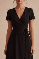 Laden Sie das Bild in den Galerie-Viewer, Ein hohes, tiefes V-Hals, kurzärmeliges kleines schwarzes Kleid mit Taschen