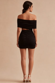 Abgeschnittenes, schulterlanges kleines schwarzes Kleid
