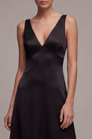 Laden Sie das Bild in den Galerie-Viewer, Schwarzes A-Linien-Satin-Langhals-Festkleid mit V-Ausschnitt