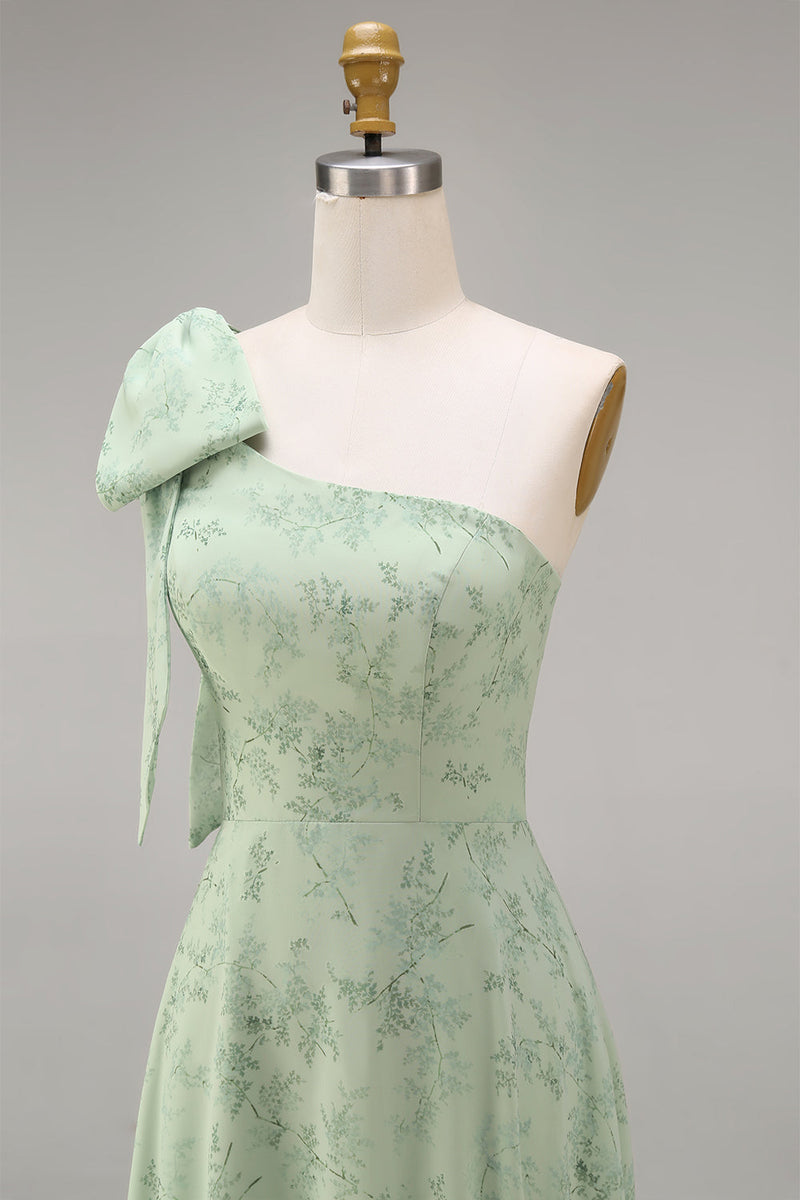 Laden Sie das Bild in den Galerie-Viewer, Staubiges Salbei-Einschulter-Blumenmuster A-Linie lange Brautjungfernkleid mit Schleife