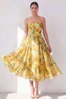 Laden Sie das Bild in den Galerie-Viewer, A-Line gelbes, trägerloses Chiffon-bedrucktes Midi-Blumenkleid