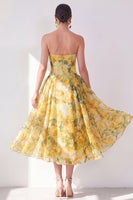 Laden Sie das Bild in den Galerie-Viewer, A-Line gelbes, trägerloses Chiffon-bedrucktes Midi-Blumenkleid