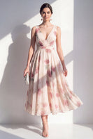 Laden Sie das Bild in den Galerie-Viewer, A-Line Chiffon Blush V-Ausschnitt mit gerafftem Midi-Blumenkleid