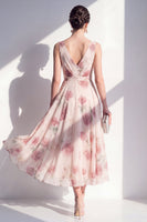 Laden Sie das Bild in den Galerie-Viewer, A-Line Chiffon Blush V-Ausschnitt mit gerafftem Midi-Blumenkleid