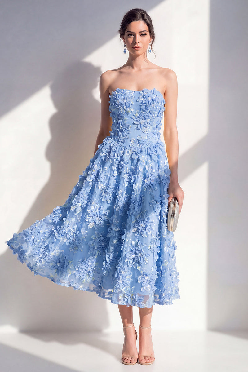 Laden Sie das Bild in den Galerie-Viewer, Trägerloses A-Linien-blaues appliquiertes Blumen-Midi-Kleid