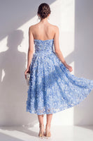 Laden Sie das Bild in den Galerie-Viewer, Trägerloses A-Linien-blaues appliquiertes Blumen-Midi-Kleid