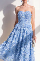 Laden Sie das Bild in den Galerie-Viewer, Trägerloses A-Linien-blaues appliquiertes Blumen-Midi-Kleid