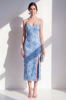 Laden Sie das Bild in den Galerie-Viewer, Blaues Sheath-Spaghetti-Träger mit Appliquiertem Blumen-Midi-Kleid mit Schlitz