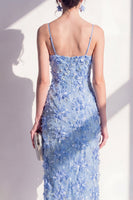 Laden Sie das Bild in den Galerie-Viewer, Blaues Sheath-Spaghetti-Träger mit Appliquiertem Blumen-Midi-Kleid mit Schlitz