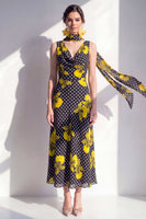 Laden Sie das Bild in den Galerie-Viewer, Schwarzes, gelbes Blummen-A-Linien-Chiffon-Chiffon-Kleid mit Halsschal