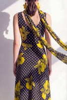 Laden Sie das Bild in den Galerie-Viewer, Schwarzes, gelbes Blummen-A-Linien-Chiffon-Chiffon-Kleid mit Halsschal