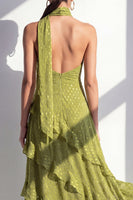 Laden Sie das Bild in den Galerie-Viewer, A-Linie gelbes Neckholderhals-Chiffon-Maxikleid mit Rüschen