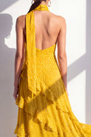 Laden Sie das Bild in den Galerie-Viewer, A-Linie gelbes Neckholderhals-Chiffon-Maxikleid mit Rüschen