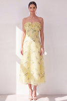 Laden Sie das Bild in den Galerie-Viewer, Gelbes A-Linien trägerloses Chiffon-Dress, mit Rüschen und Midi-Blumen